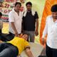 बाबा निहालचंद मंदिर परिसर में आयोजित रक्तदान शिविर में रक्तदान करते युवा और मौजूद ग्रामीण।