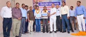 नारनौल के अंबेडकर भवन में राज्य टॉपर छात्राओं को सम्मानित करते अतिथि।