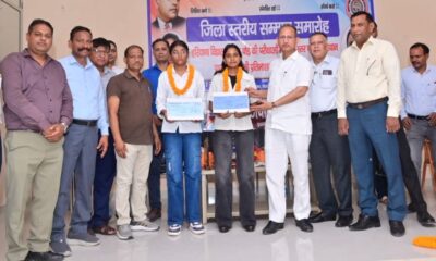 नारनौल के अंबेडकर भवन में राज्य टॉपर छात्राओं को सम्मानित करते अतिथि।