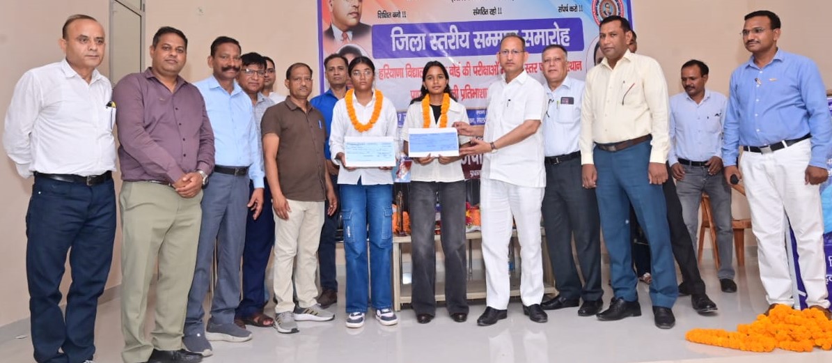 नारनौल के अंबेडकर भवन में राज्य टॉपर छात्राओं को सम्मानित करते अतिथि।