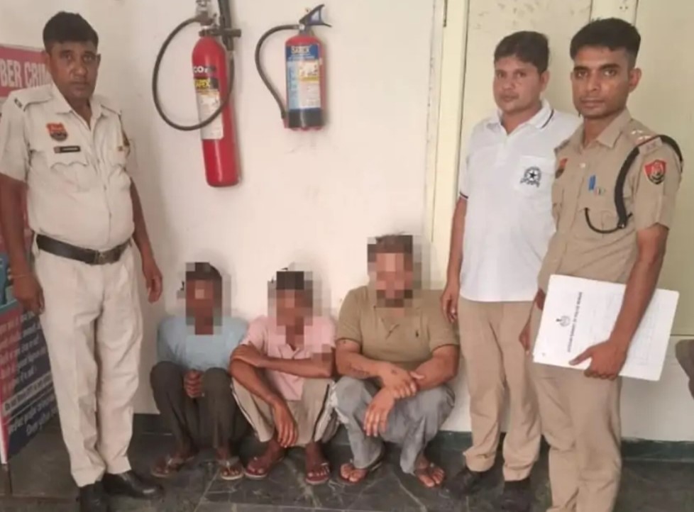 रेवाड़ी पेट्रोल पंप चोरी मामले में गिरफ्तार आरोपी पुलिस हिरासत में।