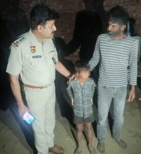 ऑपरेशन मुस्कान के तहत रेवाड़ी पुलिस द्वारा 6 वर्षीय बच्ची को परिजनों के हवाले करते हुए।