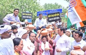 दिल्ली में पेयजल संकट के विरोध में प्रदर्शन करते कांग्रेस कार्यकर्ता।