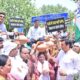 दिल्ली में पेयजल संकट के विरोध में प्रदर्शन करते कांग्रेस कार्यकर्ता।