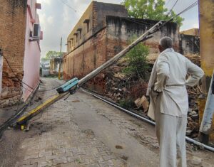 नारनौल गांव में आंधी के बाद गिरा बिजली का खंभा
