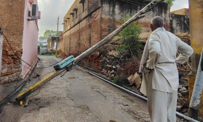 नारनौल गांव में आंधी के बाद गिरा बिजली का खंभा