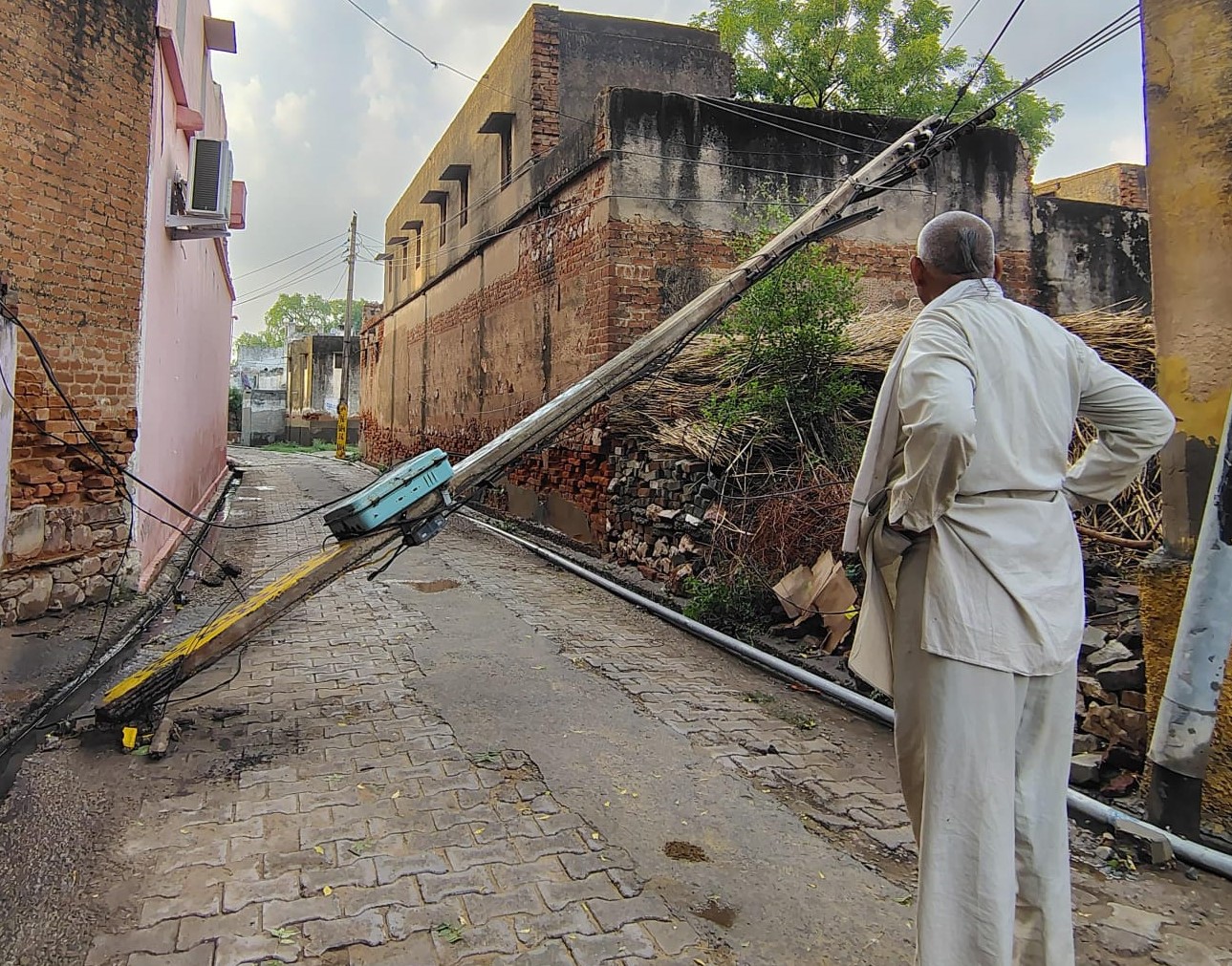नारनौल गांव में आंधी के बाद गिरा बिजली का खंभा