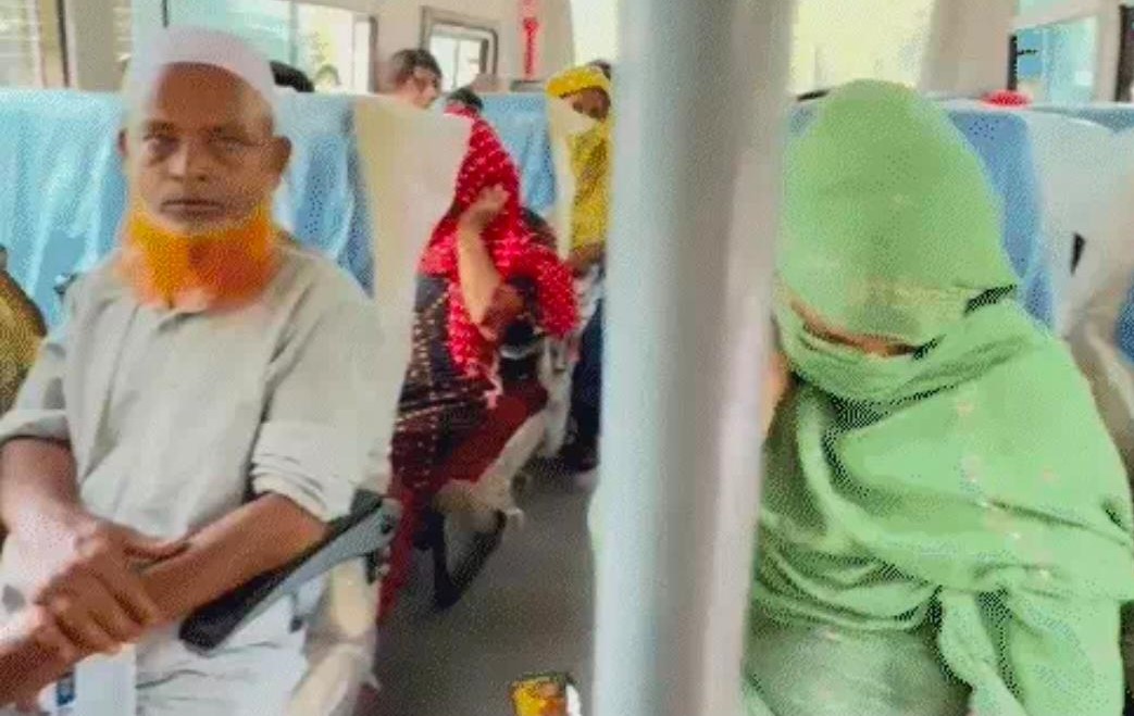 बसों में लाए गए संदिग्ध।