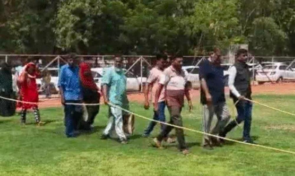जांच के दौरान गिनती करते अधिकारी।