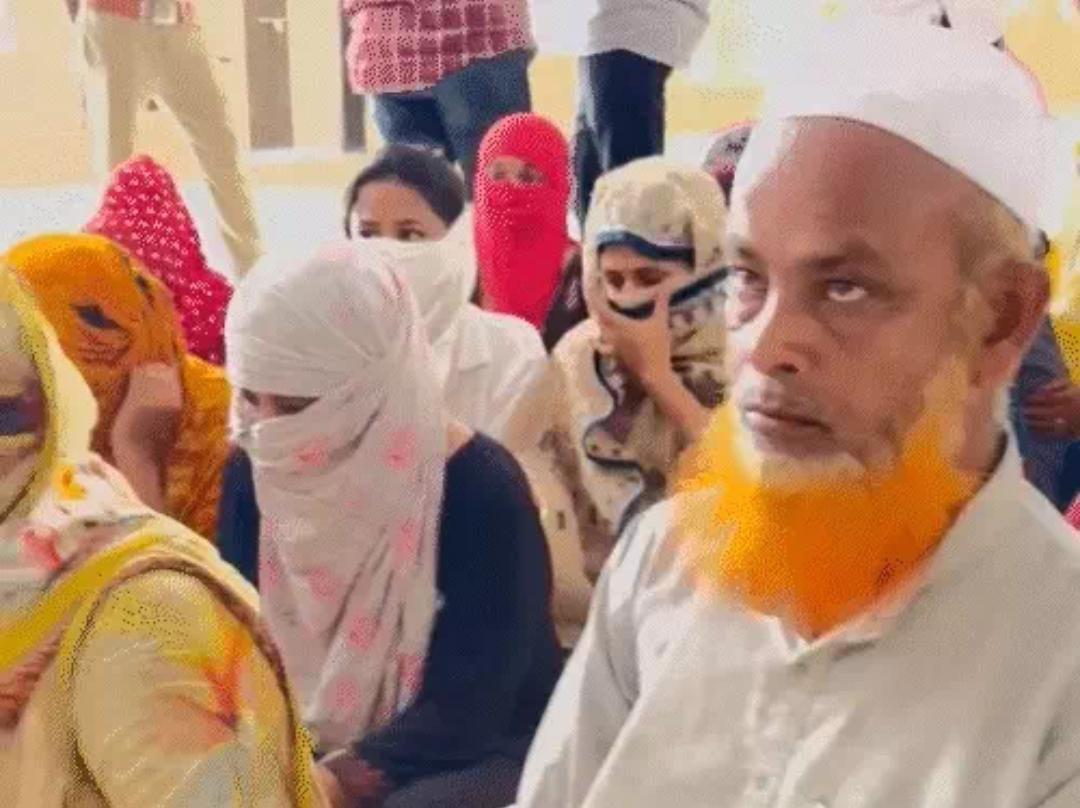 हिरासत में लिए गए लोग।