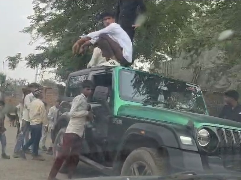 नूंह में चलती थार गाड़ियों की छतों पर स्टंट करते बाराती
