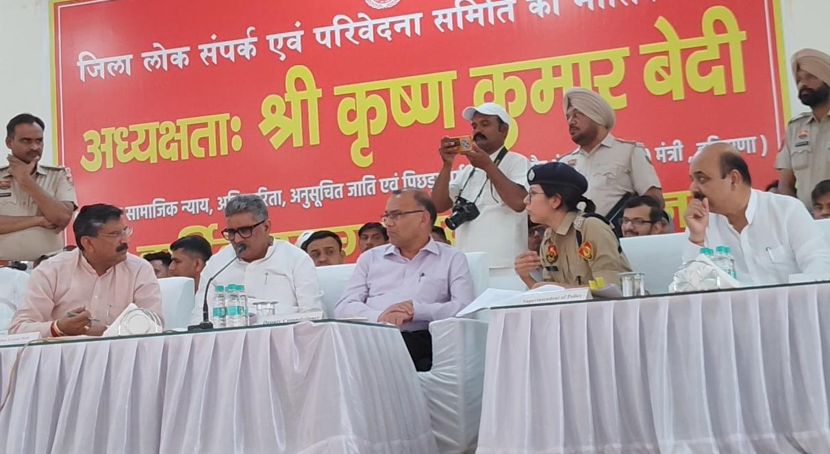 फतेहाबाद में ग्रीवेंस मीटिंग के दौरान अधिकारियों को निर्देश देते कैबिनेट मंत्री कृष्ण बेदी।