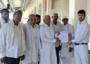 स्टेशन मास्टर अटेली को ज्ञापन देते बसपा नेता अतरलाल व अन्य।
