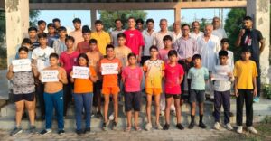 योग जागरण यात्रा को हरी झंडी दिखाकर रवाना करते अतिथि और योग साधक।