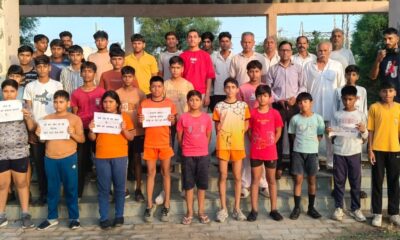 योग जागरण यात्रा को हरी झंडी दिखाकर रवाना करते अतिथि और योग साधक।