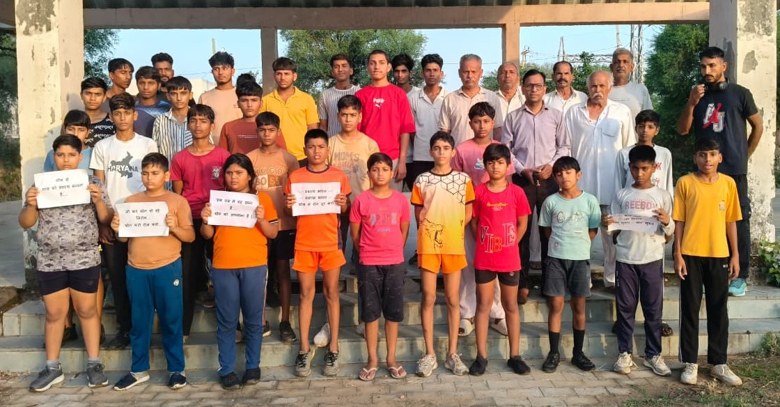 योग जागरण यात्रा को हरी झंडी दिखाकर रवाना करते अतिथि और योग साधक।