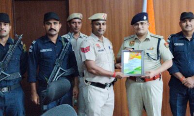 हरियाणा पुलिस पर लिखी कविता की प्रति एसपी डॉ. अर्पित जैन को भेंट करते प्रधान सिपाही बलवंत कुमार भार्गव।