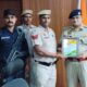 हरियाणा पुलिस पर लिखी कविता की प्रति एसपी डॉ. अर्पित जैन को भेंट करते प्रधान सिपाही बलवंत कुमार भार्गव।