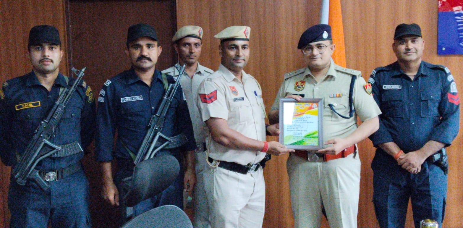 हरियाणा पुलिस पर लिखी कविता की प्रति एसपी डॉ. अर्पित जैन को भेंट करते प्रधान सिपाही बलवंत कुमार भार्गव।