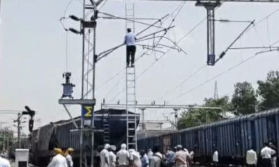 कुरुक्षेत्र रेलवे स्टेशन के पास बेपटरी हुई मालगाड़ी के डिब्बे और बहाली कार्य में जुटी रेलवे टीम।