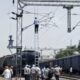 कुरुक्षेत्र रेलवे स्टेशन के पास बेपटरी हुई मालगाड़ी के डिब्बे और बहाली कार्य में जुटी रेलवे टीम।