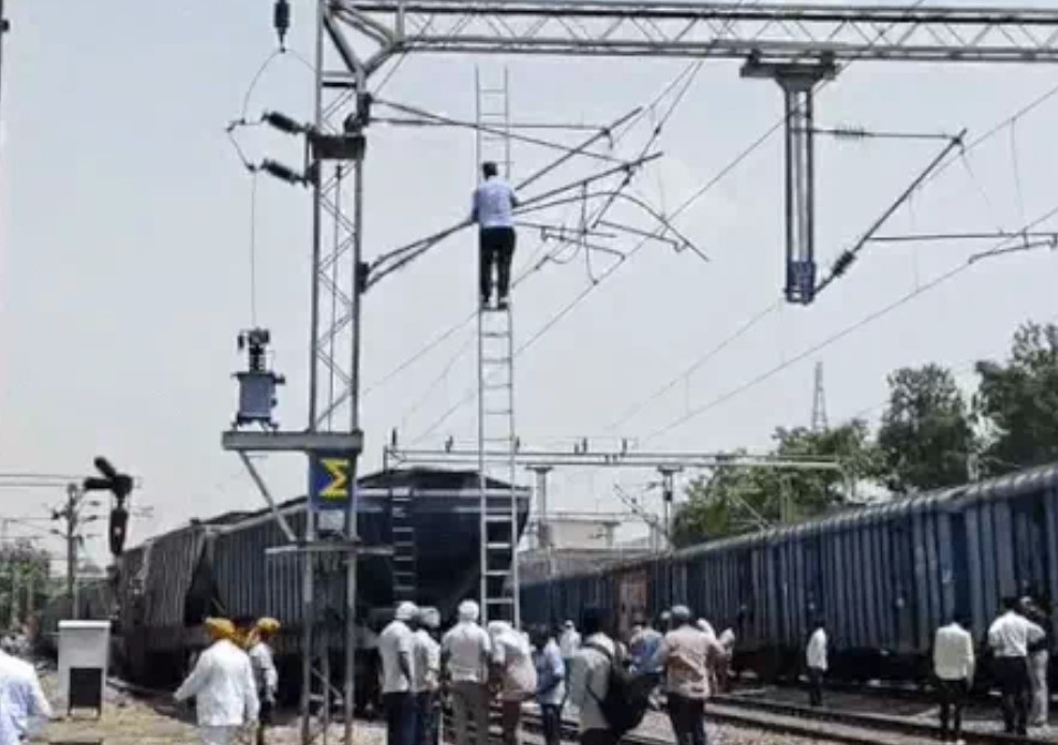 कुरुक्षेत्र रेलवे स्टेशन के पास बेपटरी हुई मालगाड़ी के डिब्बे और बहाली कार्य में जुटी रेलवे टीम।