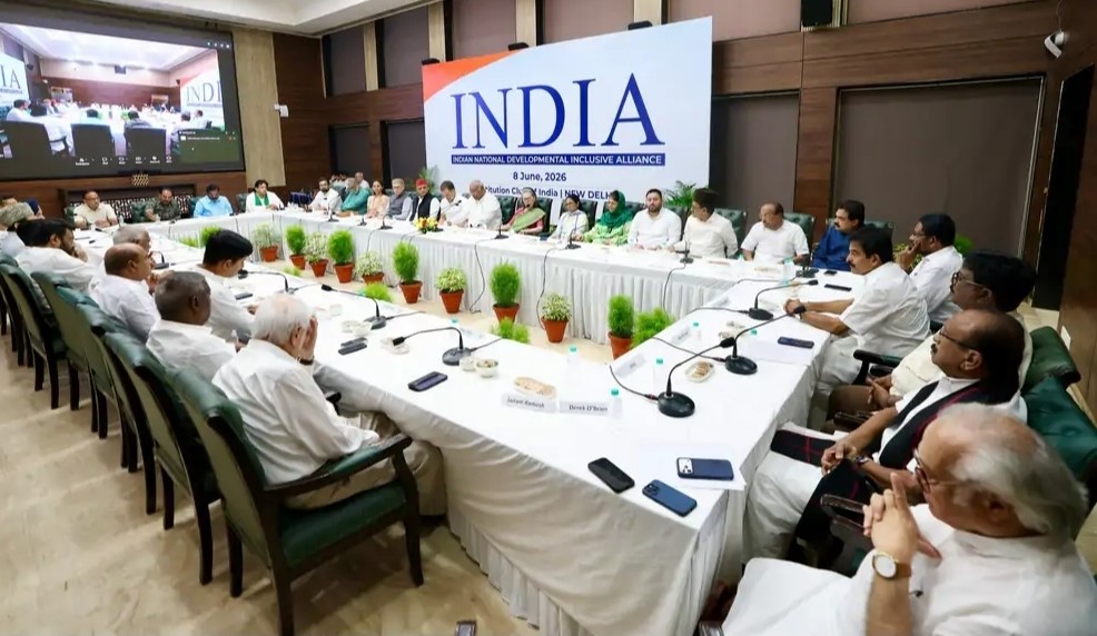नई दिल्ली में आयोजित INDIA ब्लॉक की सातवीं बैठक में शामिल विपक्षी दलों के वरिष्ठ नेता।