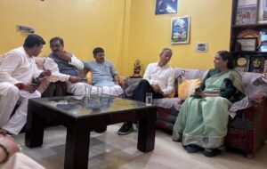 डॉ. अभय सिंह यादव से मिलतीं प्रदेश अध्यक्षा डॉ. अर्चना गुप्ता।