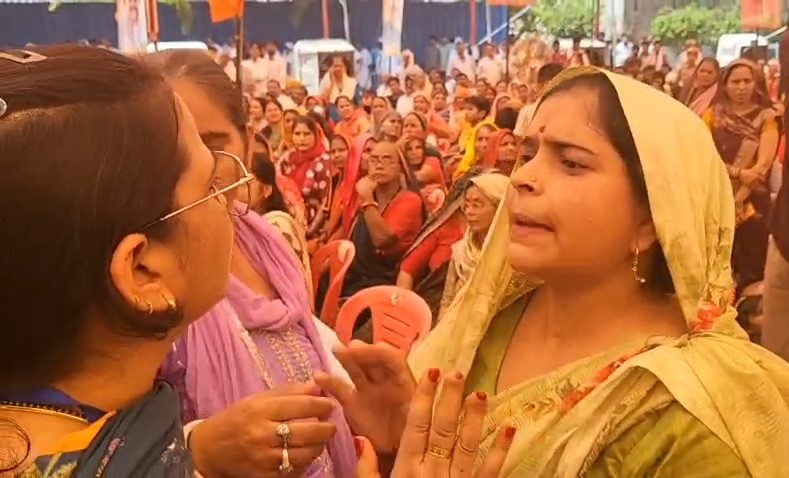 मुख्यमंत्री के कार्यक्रम में पहुंची पीड़ित महिला