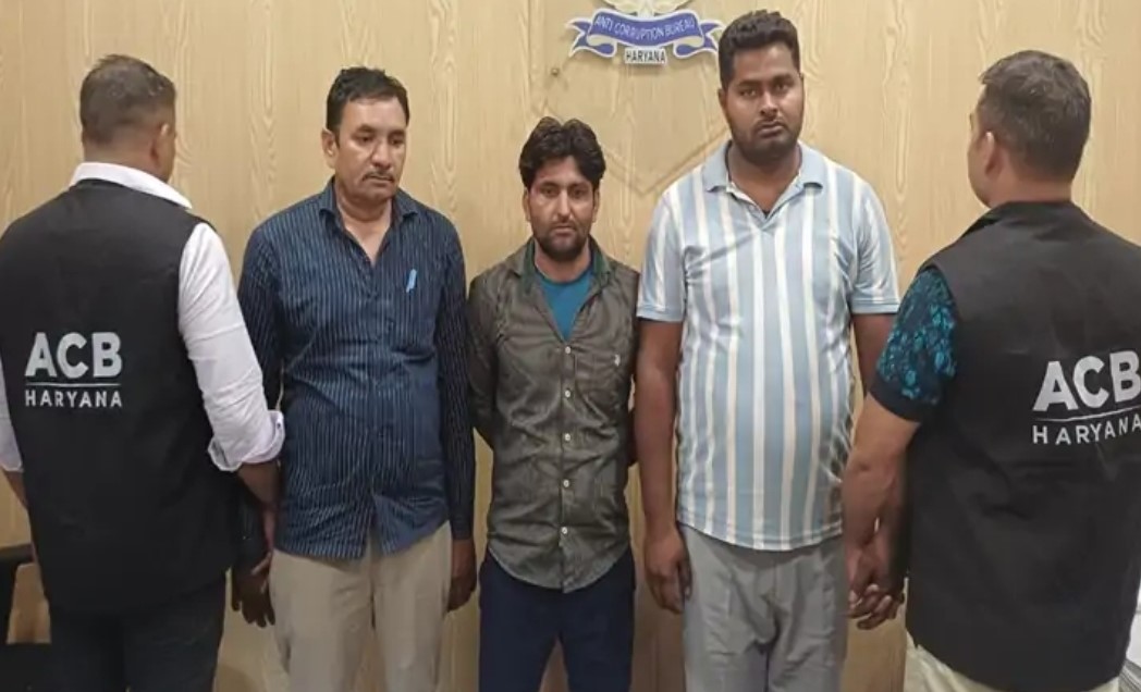 फरीदाबाद में रिश्वतखोरी मामले में कार्रवाई करती एसीबी टीम।