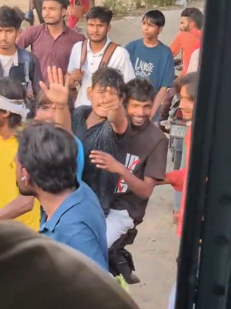 फतेहाबाद में रोडवेज बस के चालक के साथ मारपीट करते युवक।
