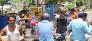 नारनौल में बाल भवन के पास राहगीरों को मीठा व ठंडा पानी पिलाते समाजसेवी।