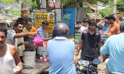 नारनौल में बाल भवन के पास राहगीरों को मीठा व ठंडा पानी पिलाते समाजसेवी।