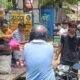 नारनौल में बाल भवन के पास राहगीरों को मीठा व ठंडा पानी पिलाते समाजसेवी।