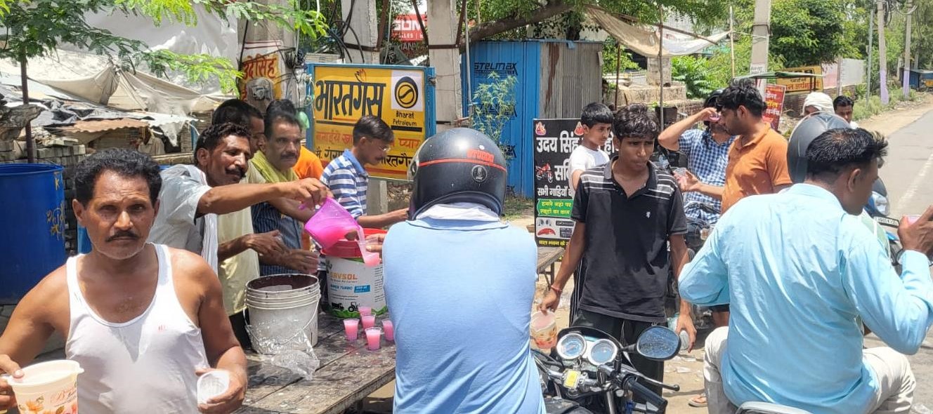 नारनौल में बाल भवन के पास राहगीरों को मीठा व ठंडा पानी पिलाते समाजसेवी।