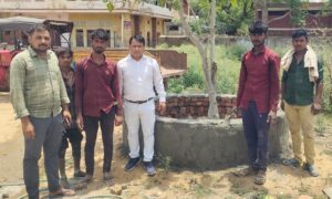 सतनाली रेलवे स्टेशन के बाहर बरगद के पेड़ के चारों ओर बनाया गया पक्का चबूतरा।