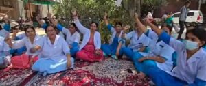 पंचकूला में रेणु भाटिया की टिप्पणी के विरोध में सांकेतिक हड़ताल पर बैठे नर्सिंग स्टाफ के कर्मचारी।