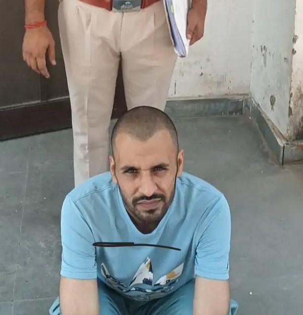 गुरुग्राम पुलिस द्वारा डॉलर-पाउंड ठगी मामले में गिरफ्तार आरोपी।