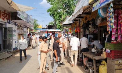 नांगल चौधरी बाजार में अतिक्रमण हटाती नगर पालिका और पुलिस टीम।