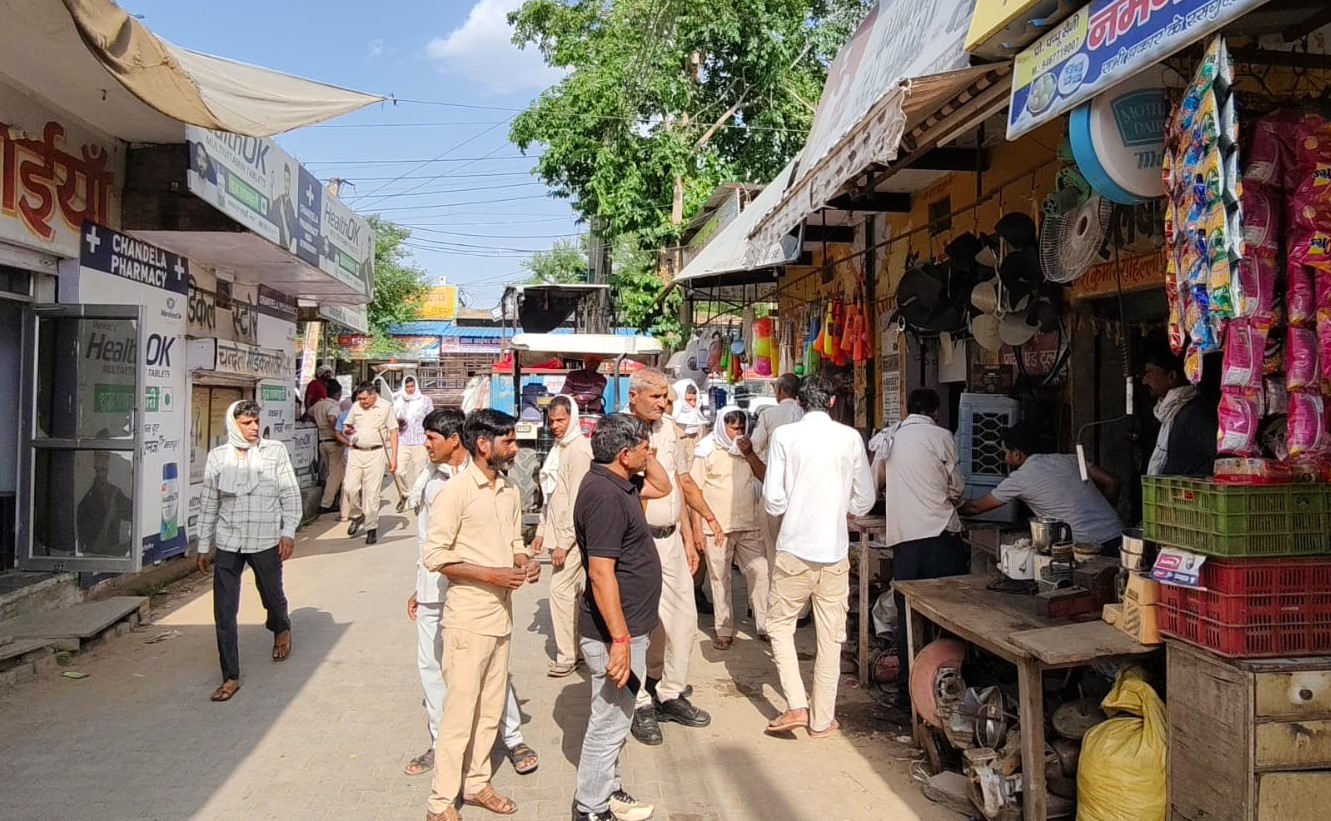 नांगल चौधरी बाजार में अतिक्रमण हटाती नगर पालिका और पुलिस टीम।