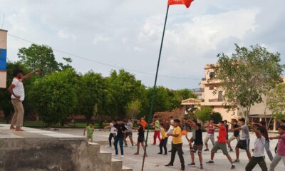 डिग्री कॉलेज खोड़ में आयोजित युवा चरित्र निर्माण शिविर में योग एवं आत्मरक्षा प्रशिक्षण लेते युवा प्रतिभागी।