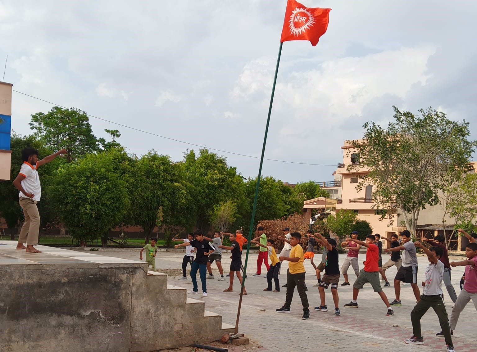 डिग्री कॉलेज खोड़ में आयोजित युवा चरित्र निर्माण शिविर में योग एवं आत्मरक्षा प्रशिक्षण लेते युवा प्रतिभागी।