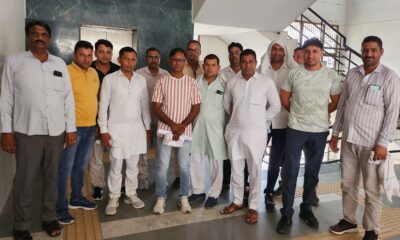 रोडवेज चालक पर हमले के मामले को लेकर महाप्रबंधक से मुलाकात करते कर्मचारी