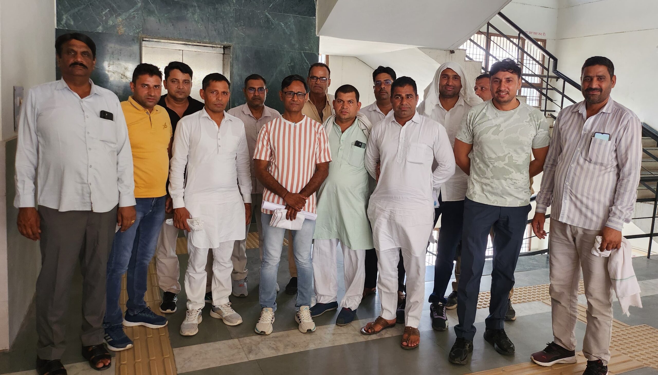 रोडवेज चालक पर हमले के मामले को लेकर महाप्रबंधक से मुलाकात करते कर्मचारी