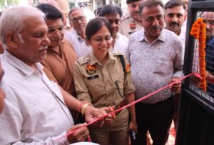 फतेहाबाद के भूना मोड़ पर आधुनिक ट्रैफिक जागरूकता बूथ का उद्घाटन करतीं एसपी निकिता खट्टर और मौजूद गणमान्य नागरिक।