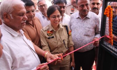 फतेहाबाद के भूना मोड़ पर आधुनिक ट्रैफिक जागरूकता बूथ का उद्घाटन करतीं एसपी निकिता खट्टर और मौजूद गणमान्य नागरिक।