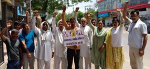 निजामपुर में योग जागरण यात्रा के दौरान लोगों को जागरूक करते आयुष विभाग के अधिकारी।