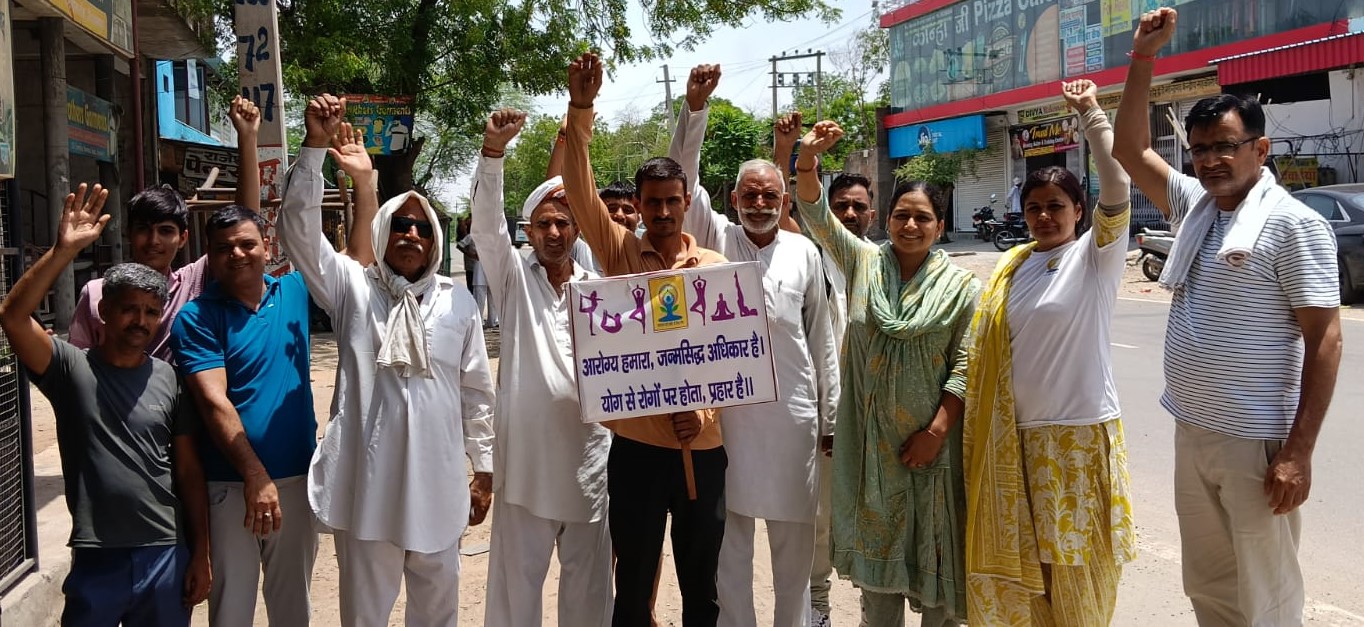 निजामपुर में योग जागरण यात्रा के दौरान लोगों को जागरूक करते आयुष विभाग के अधिकारी।