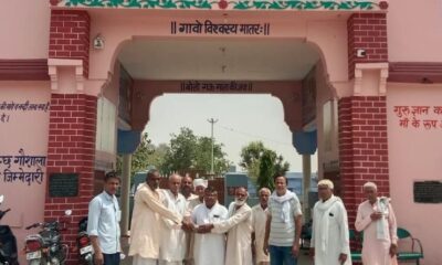 बाबा मुकुंददास गौशाला में सहयोग राशि भेंट करते करतार सिंह यादव।