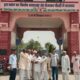 बाबा मुकुंददास गौशाला में सहयोग राशि भेंट करते करतार सिंह यादव।